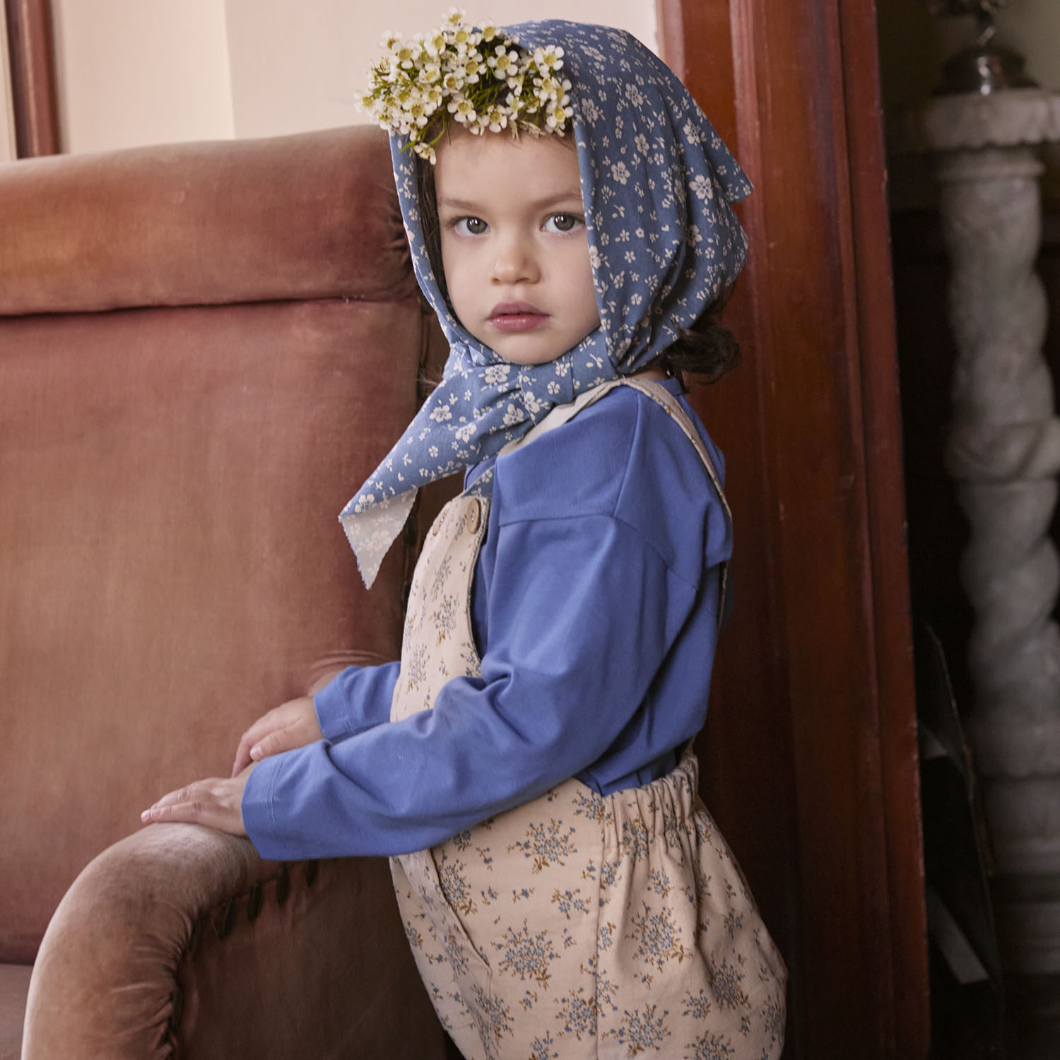 Modelo con vestido floral