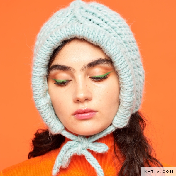 Fille De 10 Ans. Fille En Veste Orange, Bonnet Et Écharpe. Fille