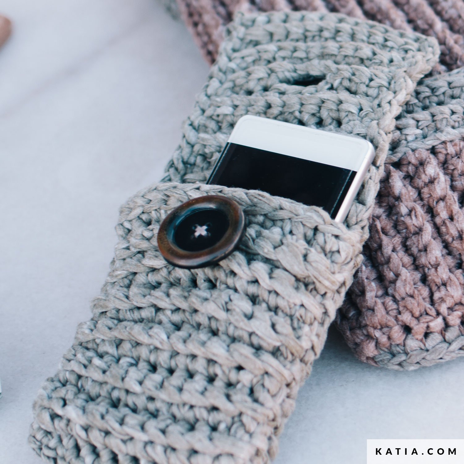 Cell Phone Cover Home Autumn Winter models pa Katia
