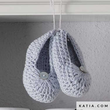yarn baby shoes