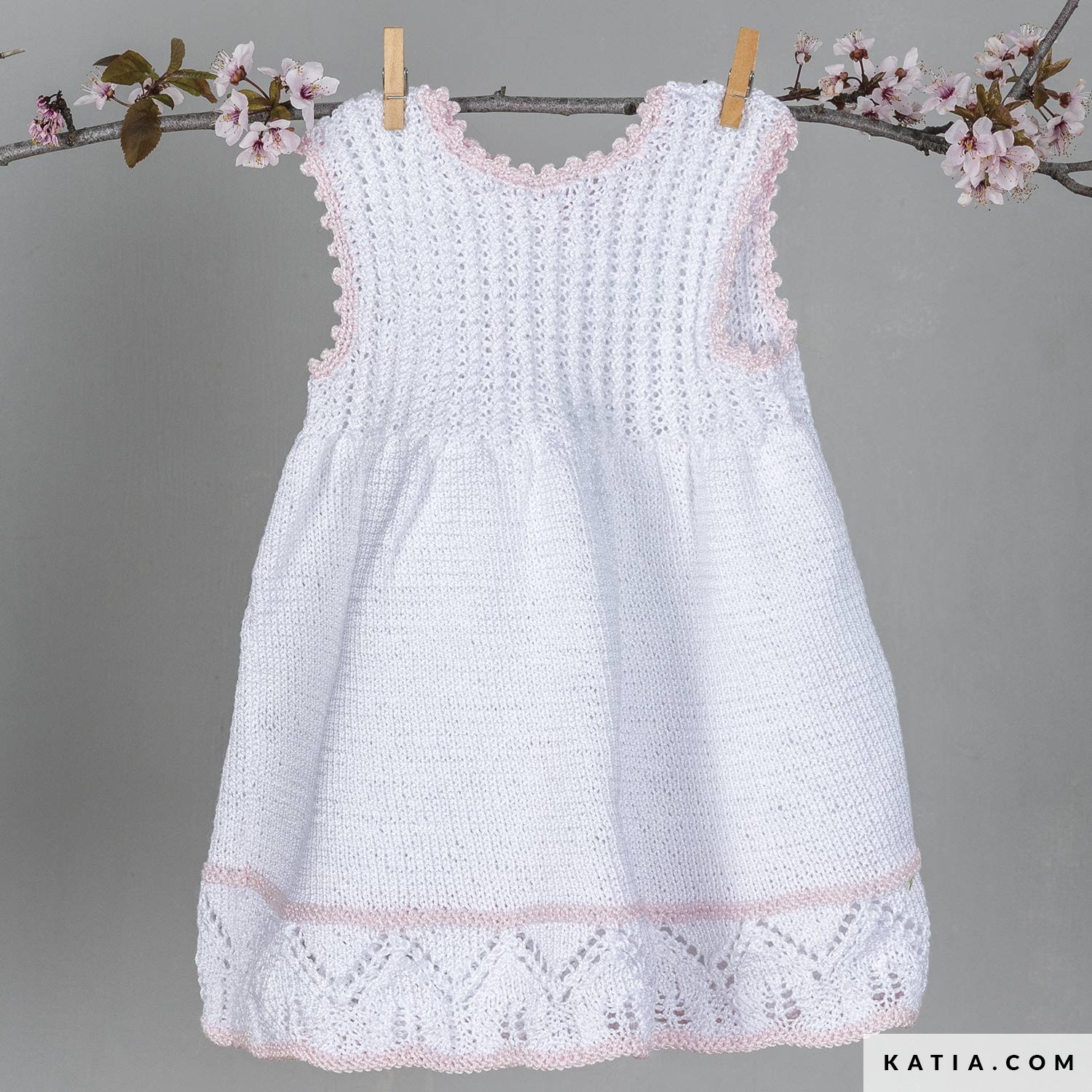 Modèles chic robe et accessoires dentelle chic au crochet pour