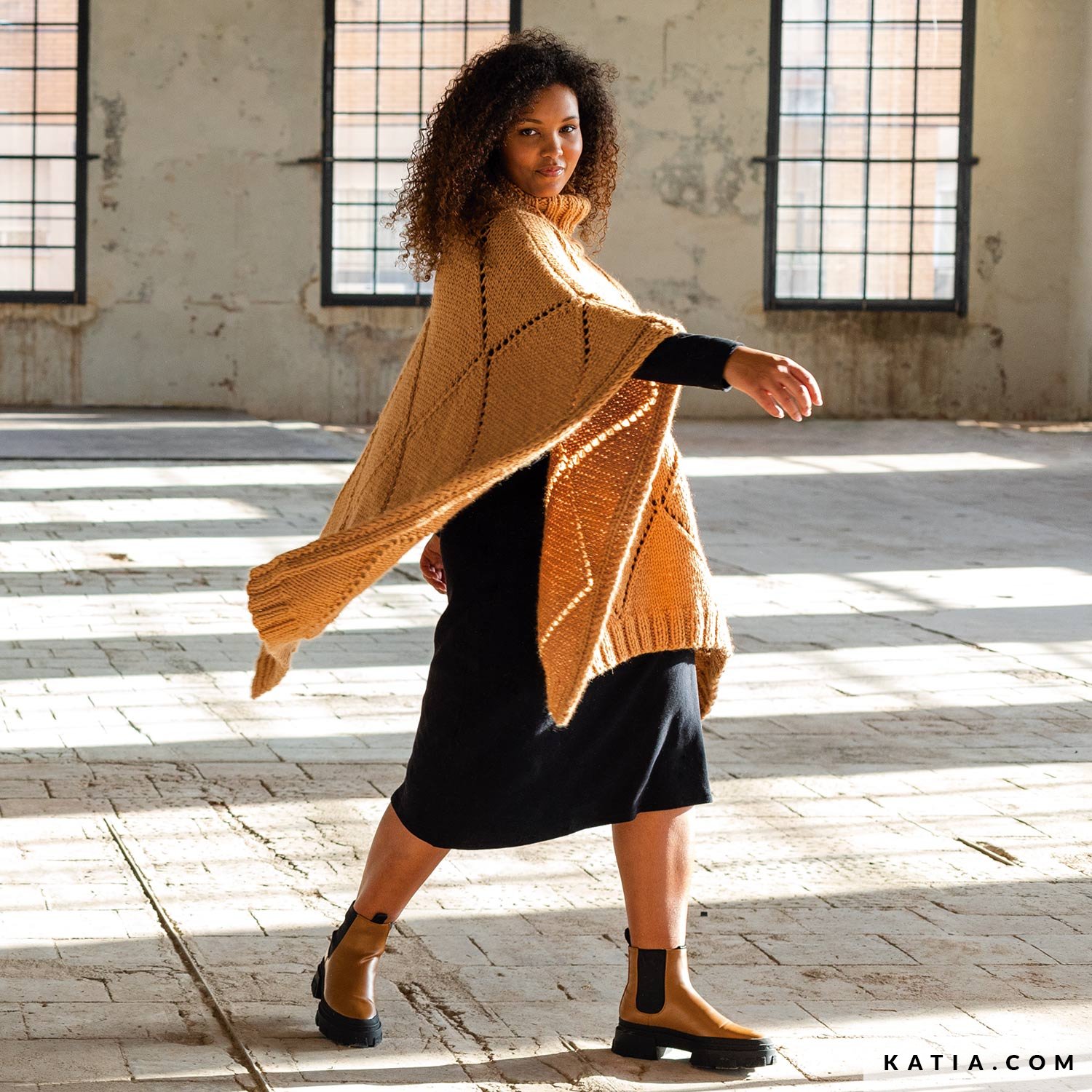 Poncho - Woman - Autumn / Winter - models & patterns | Katia.com