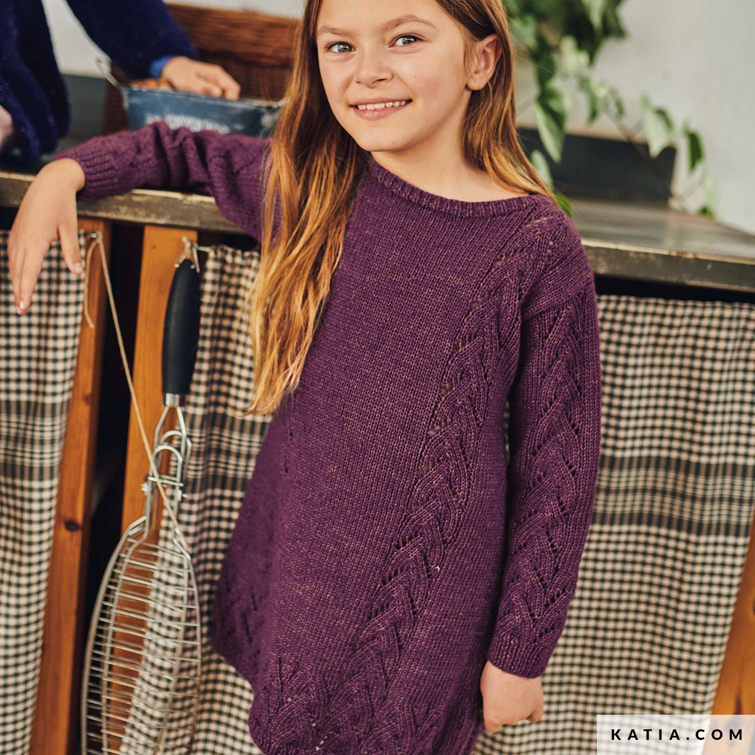 Oh-so-cute! That oversized knit looks like it's made for lace