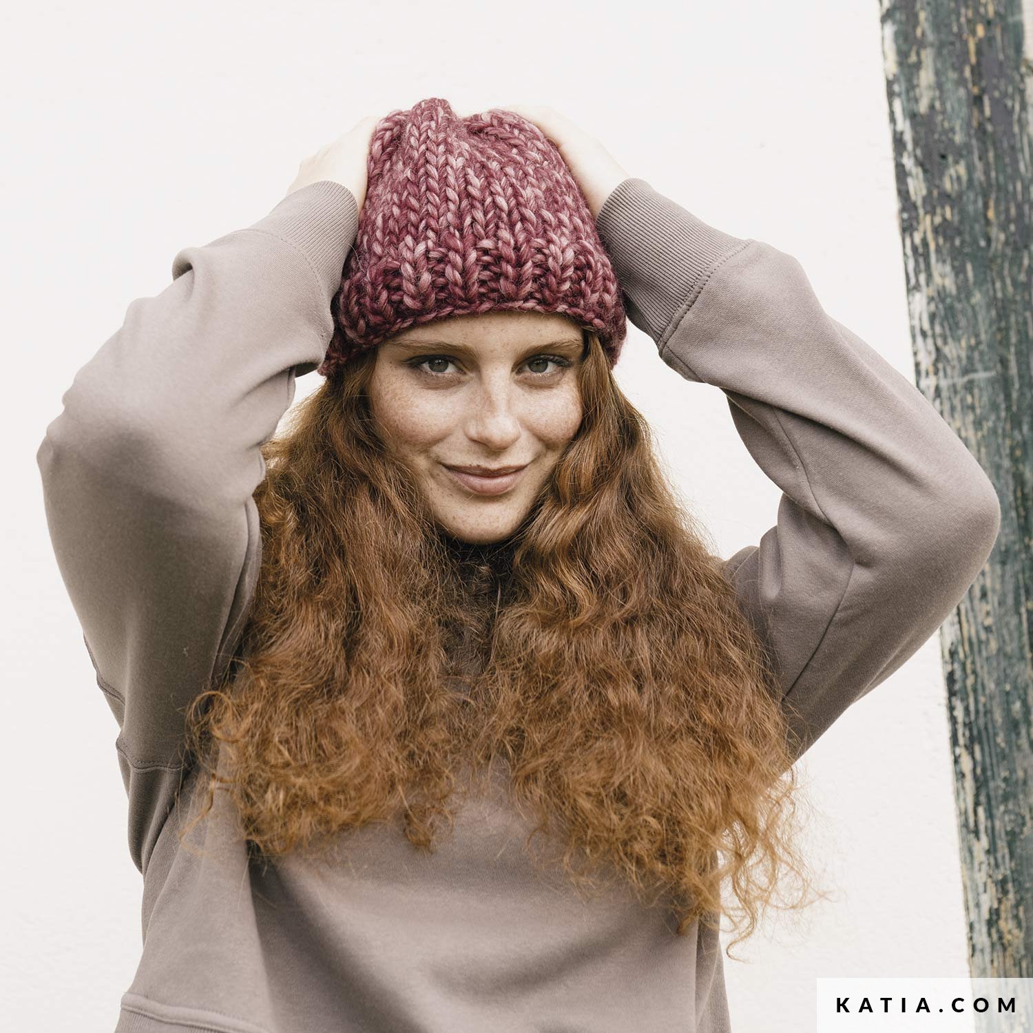 Berretto Di Lana Lavorato A Mano Con Fiore All'uncinetto In Grigio - Italia - Foto 2