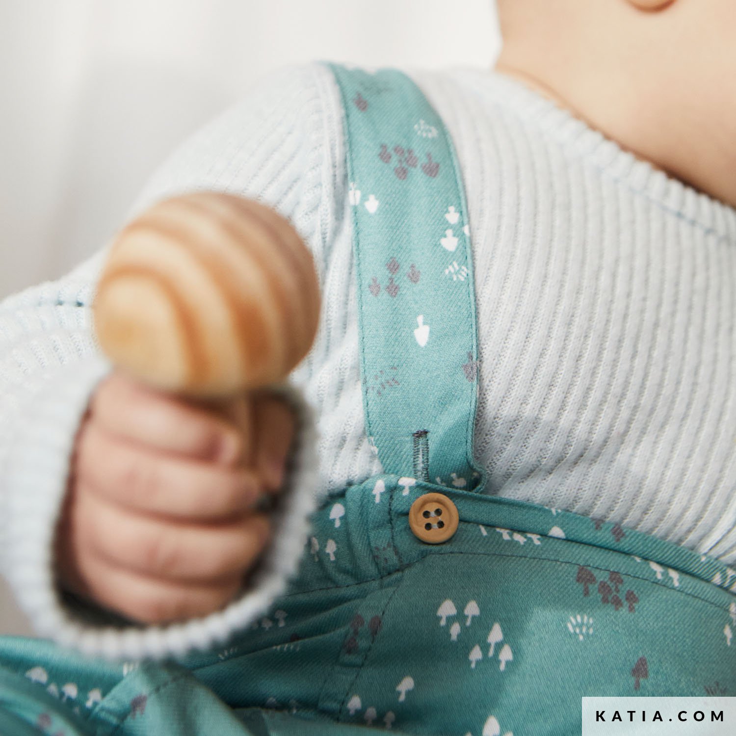 Baby trousers with straps