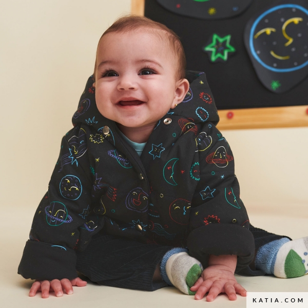 Pyjama bébé garçon en velours jaune et tissu blanc brodé couronne.